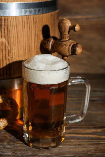 Taza Cerveza Fría Barril Sobre Fondo Madera Celebración Del Oktoberfest —  Fotos de Stock