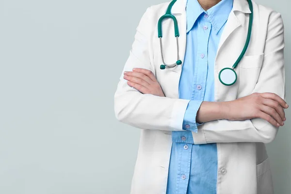 Female Doctor White Coat Stethoscope Grey Background — Stock Photo, Image
