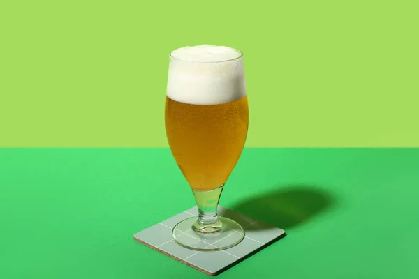 Glass Cold Beer Green Background — Stock Photo, Image