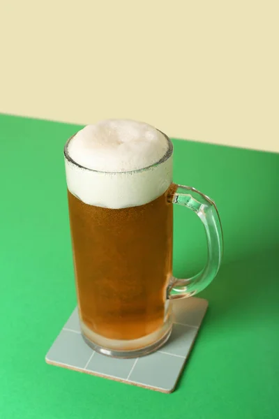 Hrnek Studeného Piva Barevném Pozadí — Stock fotografie