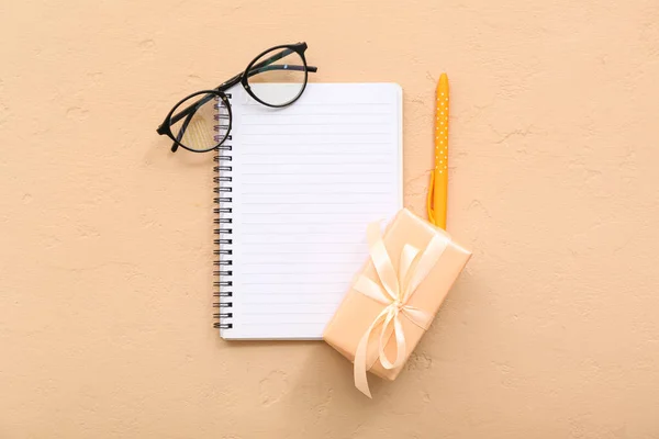装有笔记本和橙色背景眼镜的礼品盒 — 图库照片