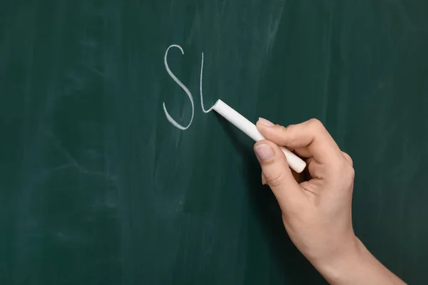 Female Teacher Writing Chalkboard Classroom Closeup — Stock Photo, Image
