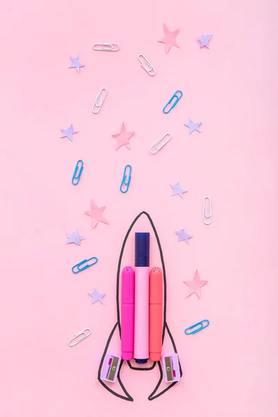 Kreatív Kompozíció Rajzolt Rakétával Különböző Írószerekkel Rózsaszín Alapon — Stock Fotó