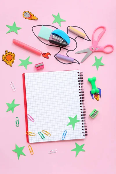 Kreatív Kompozíció Üres Jegyzetfüzettel Rajzolt Rakétával Különböző Írószerekkel Rózsaszín Alapon — Stock Fotó