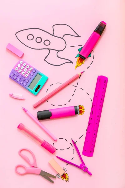 Kreatív Kompozíció Rajzolt Rakétával Különböző Írószerekkel Rózsaszín Alapon — Stock Fotó