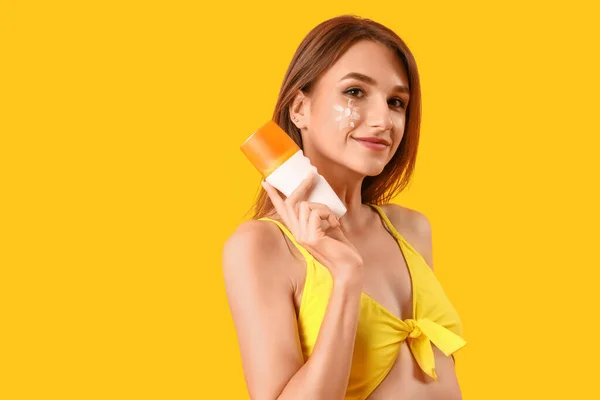 Jonge Vrouw Met Zonnebrandcrème Gele Achtergrond — Stockfoto