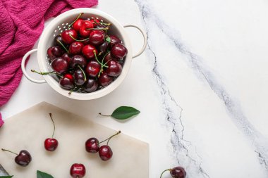 Beyaz arka planda tatlı kirazlı kolatör ve tahta