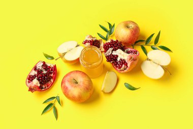 Olgun meyveli kompozisyon ve sarı arka planda bal. Rosh hashanah (Yahudi Yeni Yılı) kutlaması