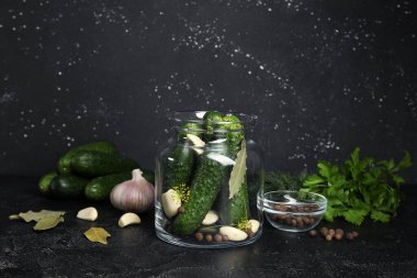 Masada korunması için taze salatalıklı kavanoz.