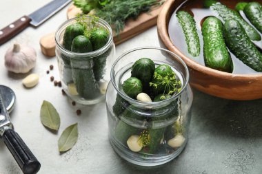 Hafif arka planda korunması için taze salatalıklı kavanozlar