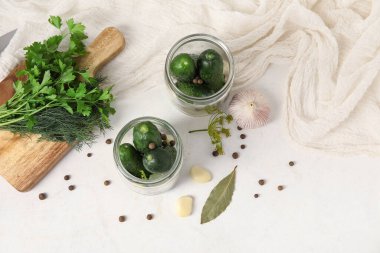 Hafif arka planda korunması için taze salatalıklı kavanozlar