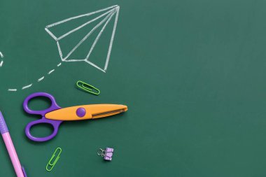 Yeşil karatahta üzerinde çizimler olan farklı bir kırtasiye.