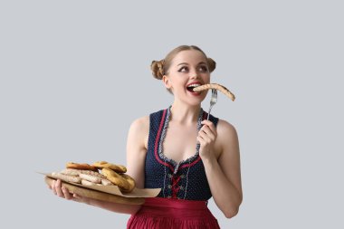 Güzel Ekim Festivali garsonu hafif arka planda abur cuburlarla