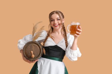 Bej arka planda bira ve fıçıyla güzel bir Ekim Festivali garsonu.
