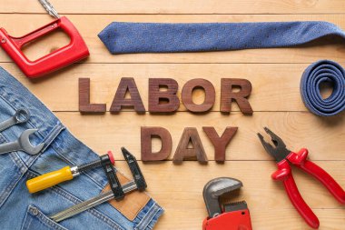 Metin LABOR Day ile kompozisyon, ahşap zemin üzerinde farklı araçlar, kot pantolon ve kravat
