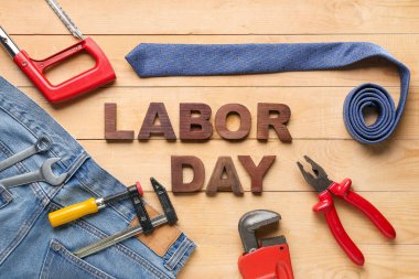 Metin LABOR Day ile kompozisyon, ahşap zemin üzerinde farklı araçlar, kot pantolon ve kravat