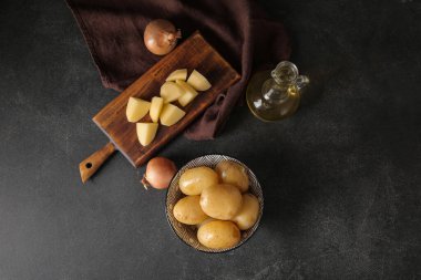 Siyah arka planda çiğ patates kasesi.