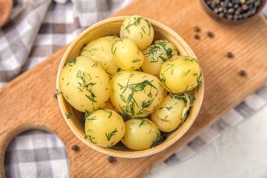 Hafif arka planda haşlanmış bebek patatesli kase