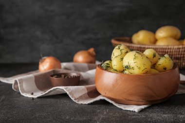 Siyah arka planda haşlanmış bebek patatesli kase.