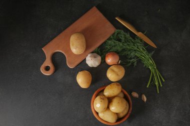 Siyah arka planda çiğ patates kasesi.