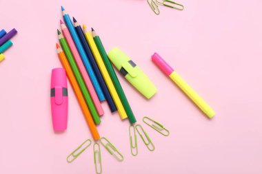 Pembe arka planda roket şeklinde kırtasiye malzemesi