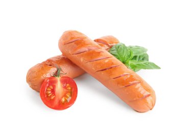 Beyaz arka planda izole edilmiş ızgara sosisler.