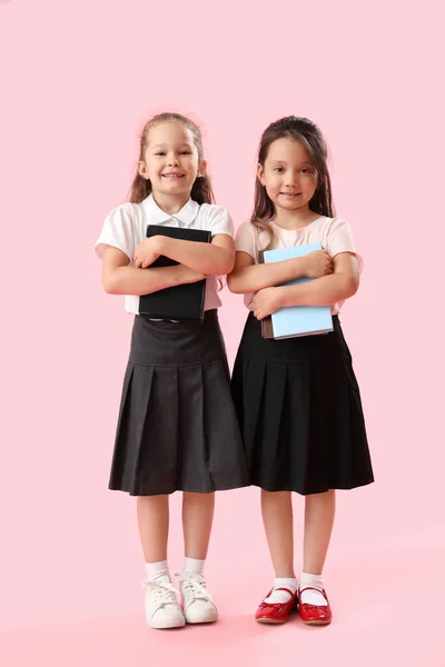 Kleine Schoolmeisjes Met Boeken Roze Achtergrond — Stockfoto