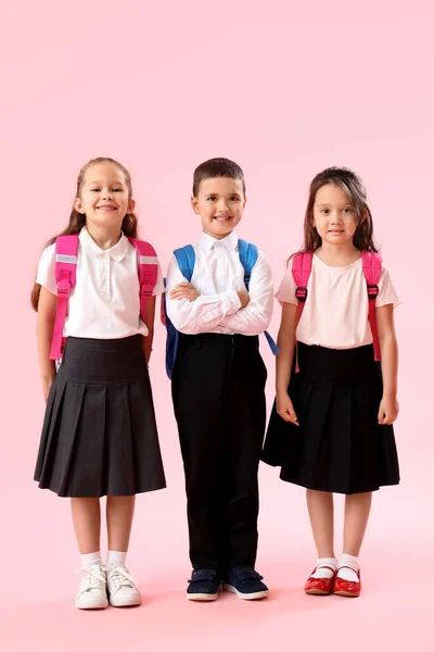 Kleine Schulkinder Auf Rosa Hintergrund — Stockfoto