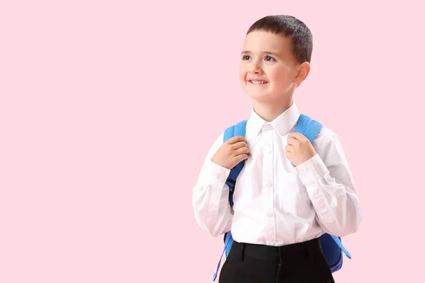 Kleine Schooljongen Met Rugzak Roze Achtergrond — Stockfoto