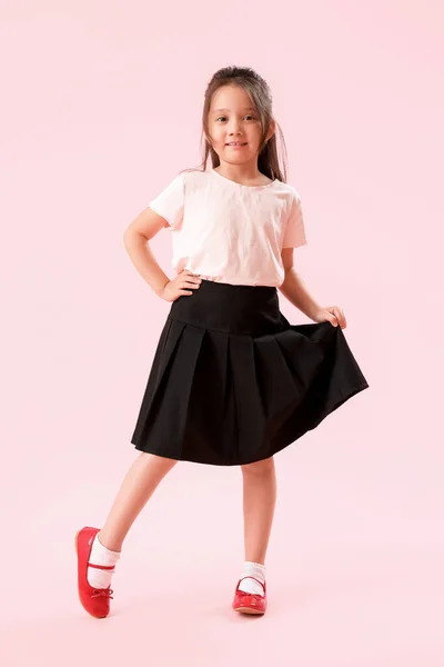 Klein Schoolmeisje Roze Achtergrond — Stockfoto