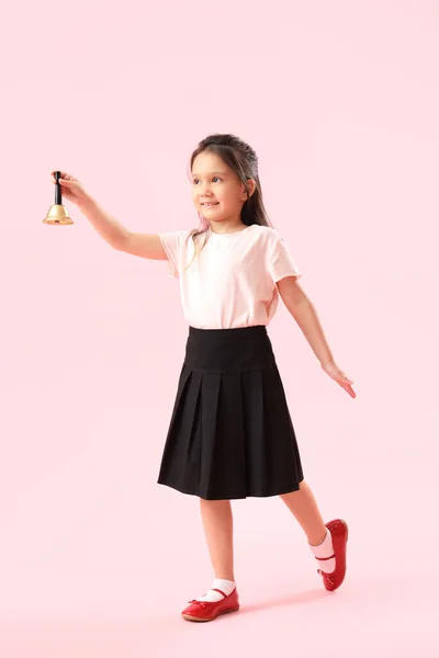Маленька Школярка Дзвінком Рожевому Фоні — стокове фото