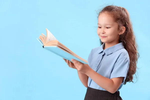 Pequena Estudante Com Livro Sobre Fundo Azul Claro — Fotografia de Stock