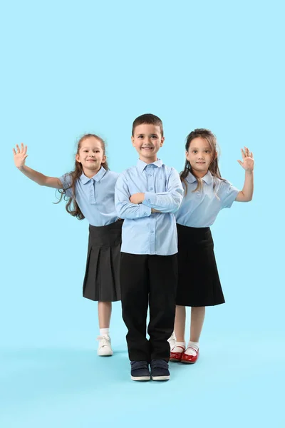 Açık Mavi Arka Planda Küçük Okul Çocukları — Stok fotoğraf