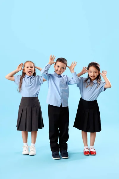 Açık Mavi Arka Planda Komik Küçük Okul Çocukları — Stok fotoğraf