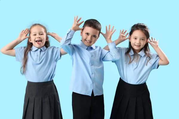 Grappige Kleine Schoolkinderen Lichtblauwe Achtergrond — Stockfoto