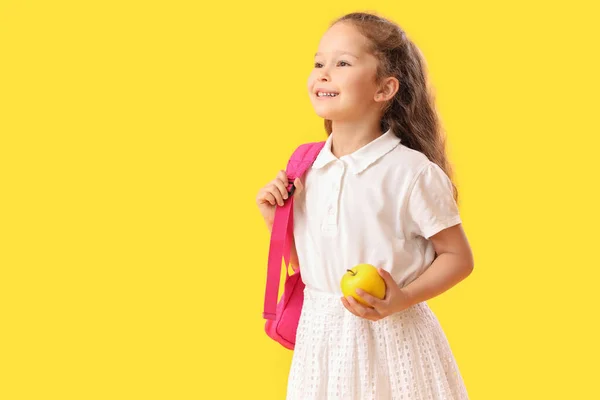 Sarı Arka Planda Elma Olan Küçük Okul Kızı — Stok fotoğraf