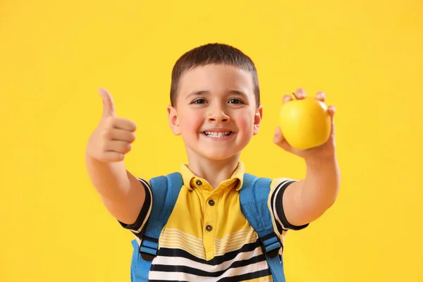 Pequeno Estudante Com Maçã Mostrando Polegar Para Cima Fundo Amarelo — Fotografia de Stock