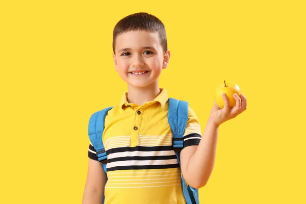 Pequeno Estudante Com Maçã Fundo Amarelo — Fotografia de Stock