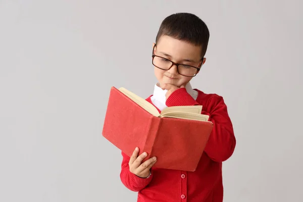 Kleine Schooljongen Met Boek Grijze Achtergrond — Stockfoto