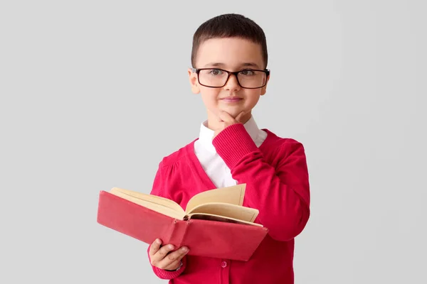 Kleiner Schuljunge Mit Buch Auf Grauem Hintergrund — Stockfoto