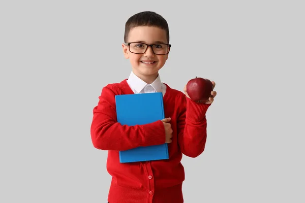 小さな男の子とともに本とリンゴで灰色の背景 — ストック写真