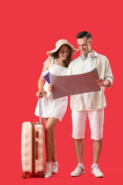 Young Couple Map Suitcase Red Background — Stock Photo, Image