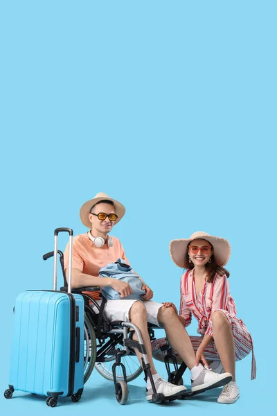 Young Woman Her Husband Wheelchair Bags Blue Background — Stock Photo, Image