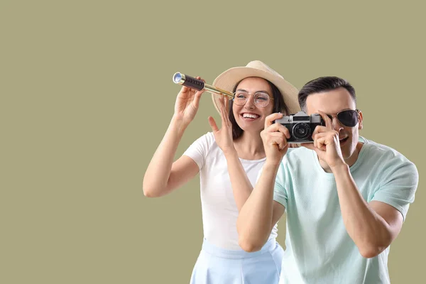 Jong Paar Met Foto Camera Verrekijker Groene Achtergrond — Stockfoto