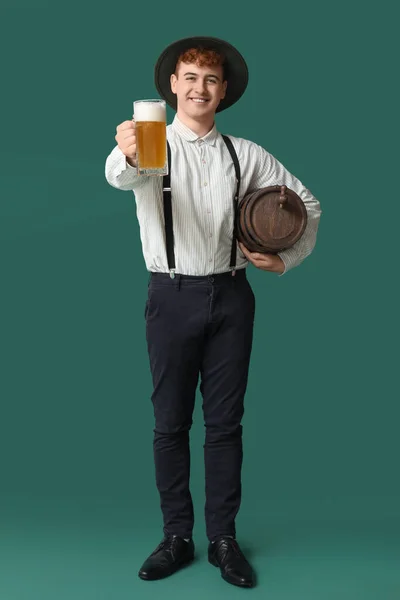 Junger Mann Traditioneller Deutscher Kleidung Mit Bier Auf Grünem Hintergrund — Stockfoto