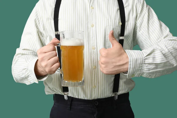 Jeune Homme Vêtements Traditionnels Allemands Avec Bière Montrant Pouce Vers — Photo