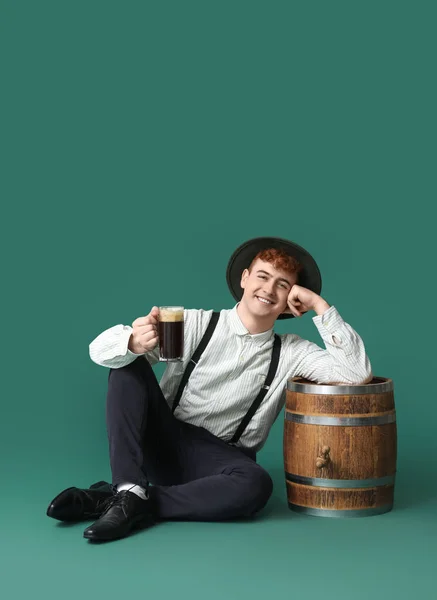 Joven Ropa Tradicional Alemana Con Cerveza Sentada Sobre Fondo Verde — Foto de Stock