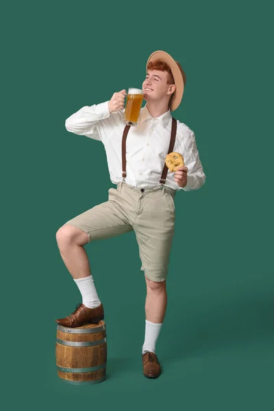 Νεαρός Παραδοσιακά Γερμανικά Ρούχα Μπύρα Και Κουλούρι Πράσινο Φόντο — Φωτογραφία Αρχείου