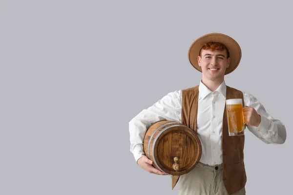 Mladý Muž Tradičním Německém Oblečení Pivem Světlém Pozadí — Stock fotografie