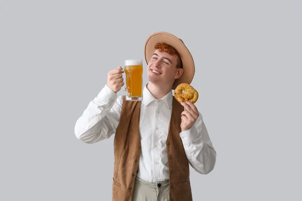 Jovem Roupas Tradicionais Alemãs Com Cerveja Pretzel Fundo Claro — Fotografia de Stock